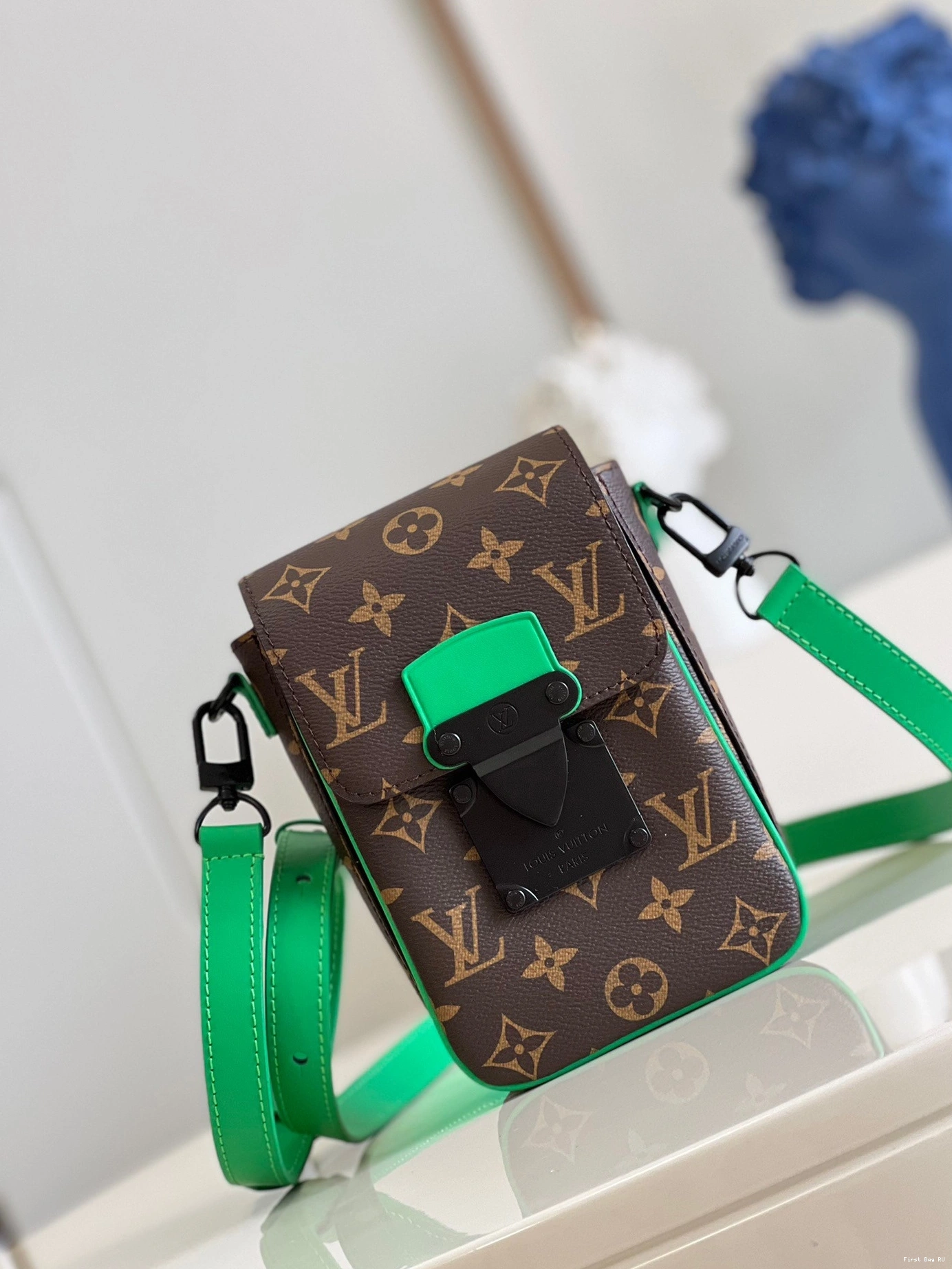 First bag LOUIS VERTICAL WALLET VUITTON S-LOCK WEARABLE 0814